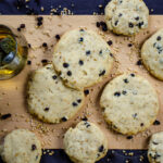 Shortbread with whisky, oats, and currants