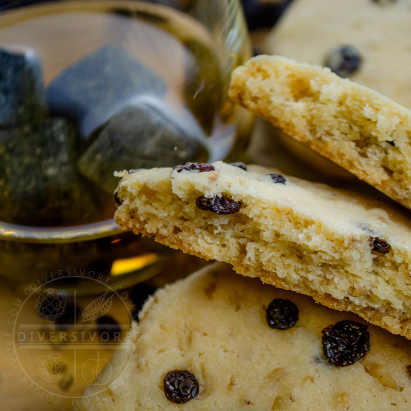 Shortbread with whisky, oats, and currants