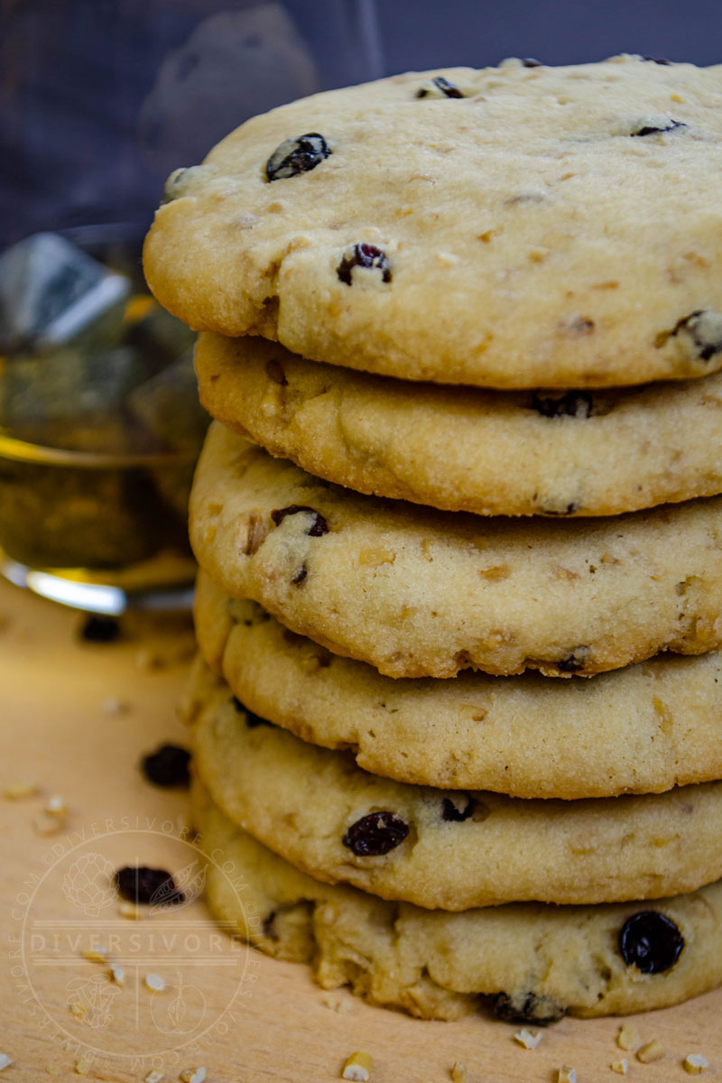 Shortbread with whisky, oats, and currants