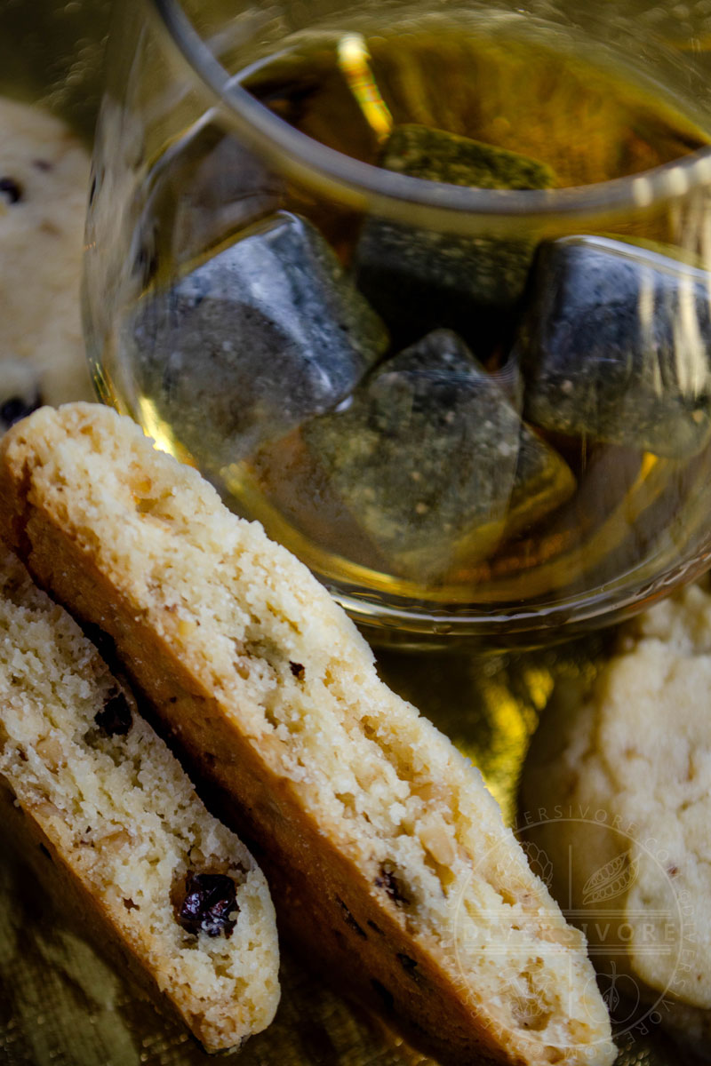 Shortbread with whisky, oats, and currants