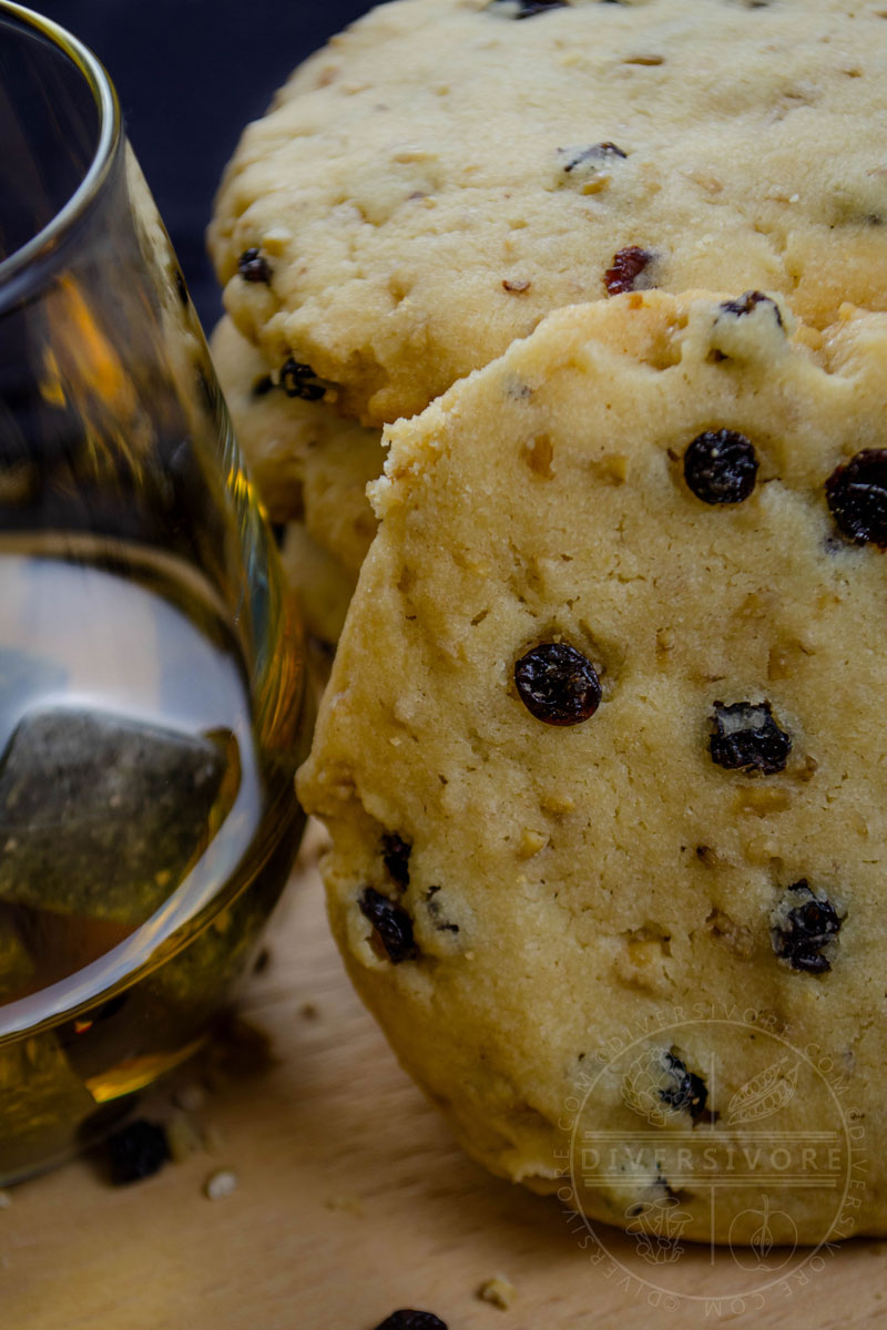 Shortbread with whisky, oats, and currants